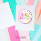 Autocollant "Dare To Be Different", autocollant rond en vinyle de 4 pouces, autocollant de motivation coloré, autocollant imperméable pour ordinateur portable, cadeau inspirant, santé mentale